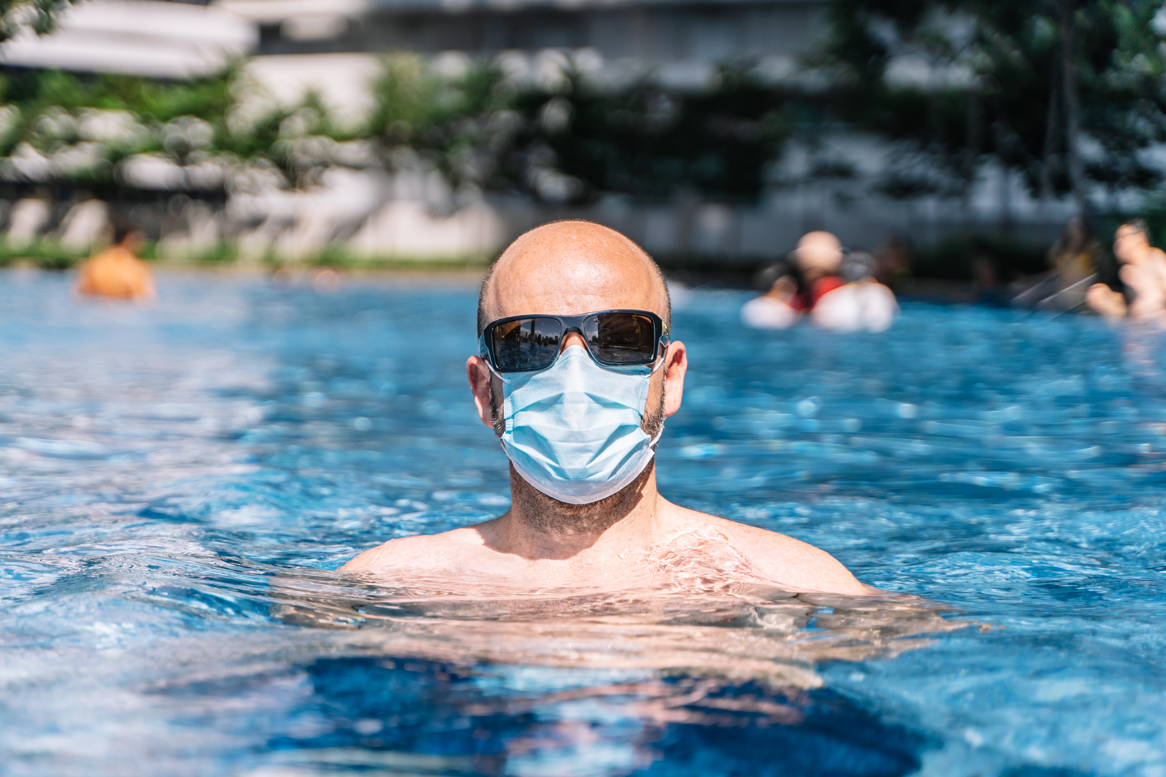 Хлорированная вода в бассейне. Маска для бассейна. Люди в бассейне. Маска плавать. Люди медицинские маски в бассейне.