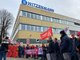 Warnstreik und Menschenkette bei Witzenmann Pforzheim